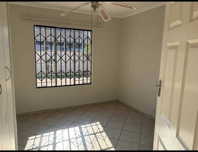 3 BEDROOM FREEHOLD FOR SALE IN WILLOW PARK